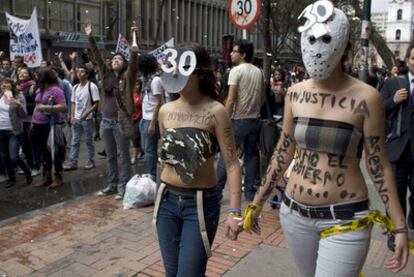 Estudiantes colombianos protestan en Bogotá.