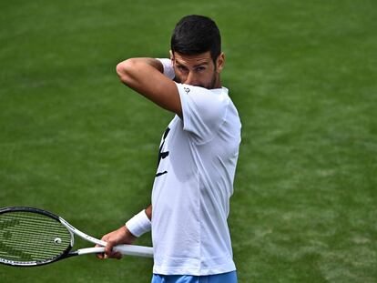 Novak Djokovic, durante un entrenamiento en el All England Tennis Club.