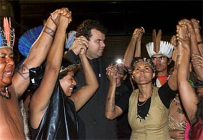 Indios pataxós celebran la condena de los asesinos de Galdino Jesús dos Santos ante el tribunal de Brasilia.