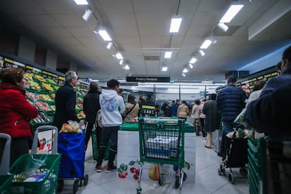 Las cadenas de supermercados descartan que vaya a haber problemas de abastecimiento. En la imagen, los clientes de un supermercado hacen cola para pagar.