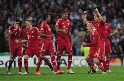 Los jugadores del Bayern celebran una parada de Neuer en la tanda de penaltis de la vuelta de la semifinal ante el Real Madrid.