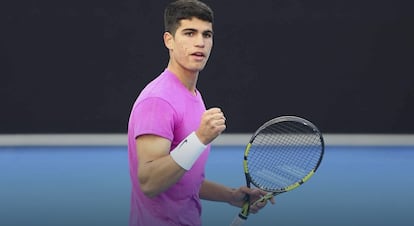 Carlos Alcaraz celebra su triunfo contra Dellien en Doha. / TENNIS AUSTRALIA