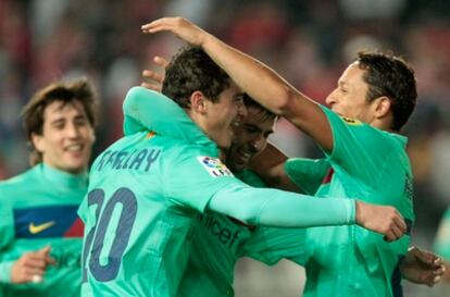 Los jugadores del Barcelona celebran el gol de Affellay.