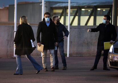 Los negociadores de ERC y Junts, en la puerta de la prisión de Lledoners, en una imagen de archivo.