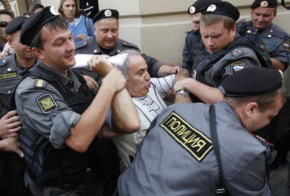 La polic&iacute;a detiene al ajedrecista Gary Kasparov, que protestaba contra la condena.