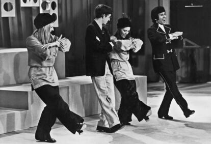 Un concursante del programa de Televisión Española 'Un millón para el mejor' muestra sus habilidades bailando 'Casatschok' con Georgie Dann (a la derecha), el 3 de marzo de 1969.