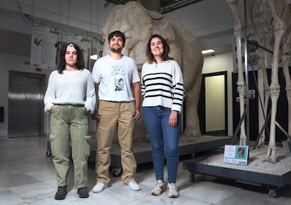 Los doctorandos Aida Vega y David Oropesa y la profesora Beatriz Martíez Miranzo, en la facultad de Ciencias Biológicas.