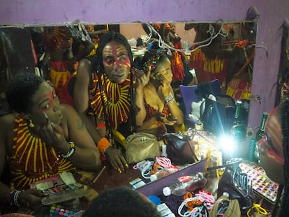 Camerino de las actuales 'queens' o reinas, donde se maquillan antes de los espectáculos siguiendo la estética del 'afrobeat'.
