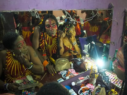 Camerino de las actuales 'queens' o reinas, donde se maquillan antes de los espectáculos siguiendo la estética  del 'afrobeat'.