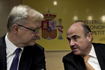 El vicepresidente económico de la Comisión Europea, Olli Rehn, y el ministro de Economía, Luis de Guindos (d), en Madrid el pasado día 1.