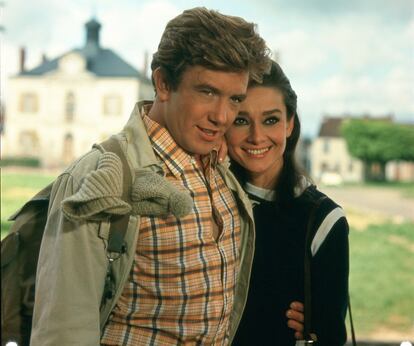 Audrey Hepburn: "No parecen muy felices". Albert Finney: "¿Por qué iban a estarlo? Acaban de casarse". Pocas comedias han retratado con una mirada más afilada y al mismo tiempo sensible las conjugaciones del amor y el desamor como partes indivisibles. Audrey Hepburn y Albert Finney recorrían las diversas estancias del amor y otras soledades. Y la música de Henry Mancini hacia el resto.