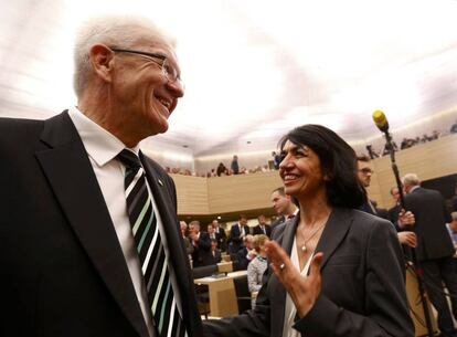 Winfried Kretschmann, del partido de los Verdes europeo, habla con Muhterem Aras, presidenta del parlamento del estado de Baden-Wuerttemberg el pasado mayo. 