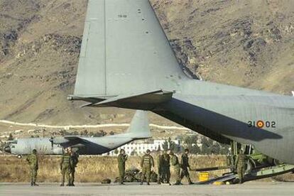 Soldados españoles descargan un Hércules en el aeropuerto de Kabul en enero de 2002.