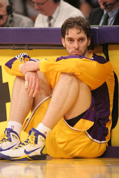 Pau Gasol, en la banda durante un partido de los Lakers.