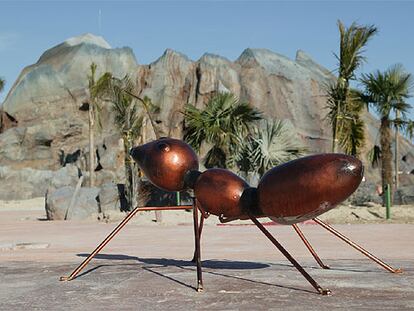 Una de las hormigas gigantes a la entrada del parque Terra Natura, que se abrirá en marzo en Benidorm (Alicante).