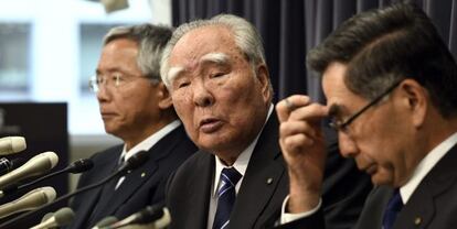 El presidente y director ejecutivo de la compañía automovilística Suzuki, Osamu Suzuki, ofrece una rueda de prensa en el Ministerio de Tierra, Infraestructura, Transporte y Turismo en Tokio.