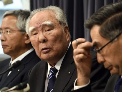 El presidente y director ejecutivo de la compa&ntilde;&iacute;a automovil&iacute;stica Suzuki, Osamu Suzuki, ofrece una rueda de prensa en el Ministerio de Tierra, Infraestructura, Transporte y Turismo en Tokio.