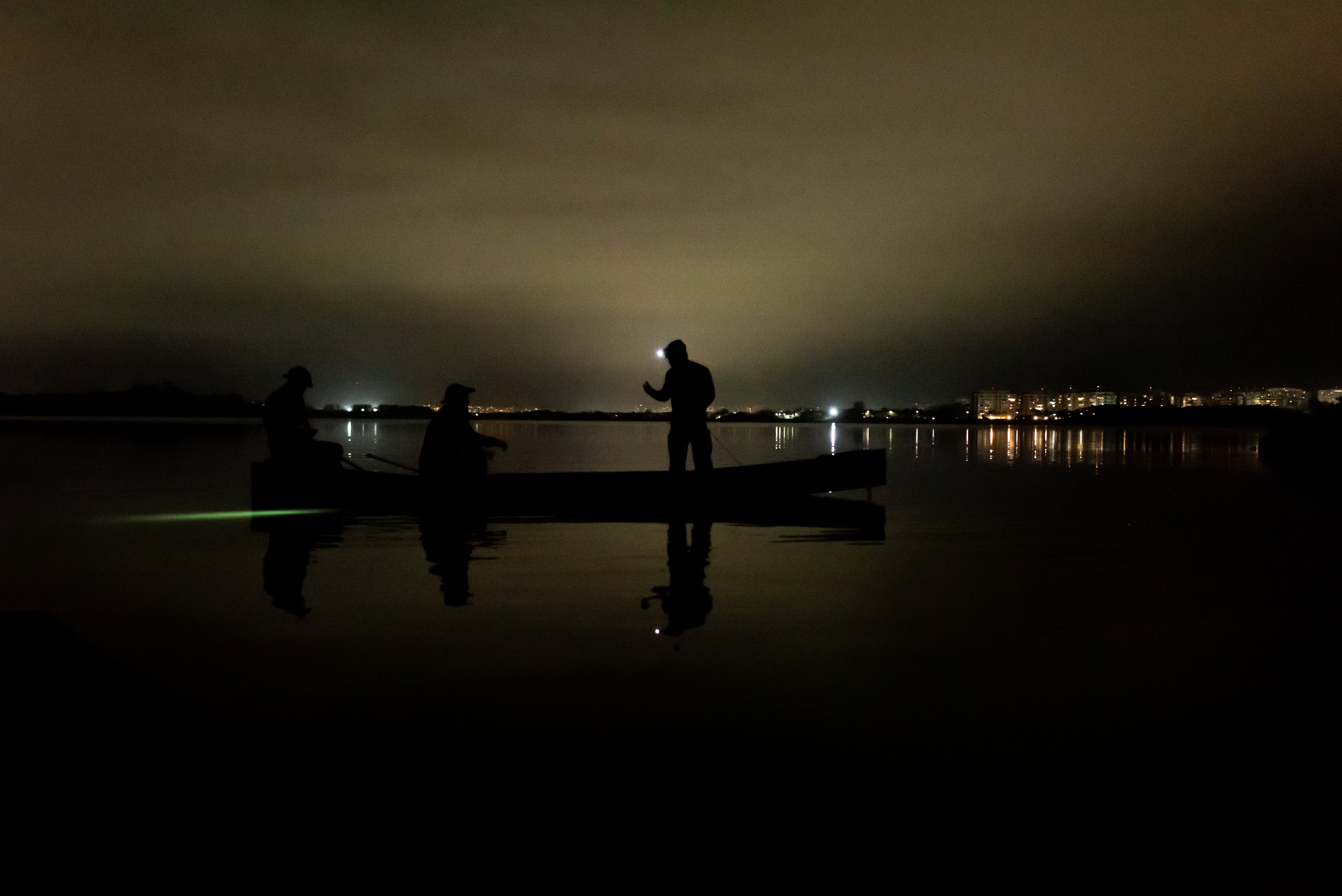 Investigadores del Instituto Jacaré navegan por la Laguna de Jacarepaguá, en Río de Janeiro.