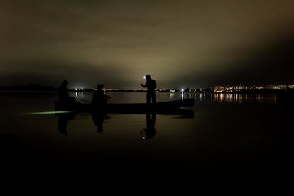 Investigadores del Instituto Jacaré navegan por la Laguna de Jacarepaguá, en Río de Janeiro.