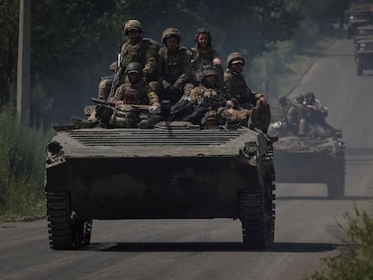 Miembros del ejército de Ucrania se desplazan en junio en un vehículo de combate de infantería por una carretera en Donetsk.