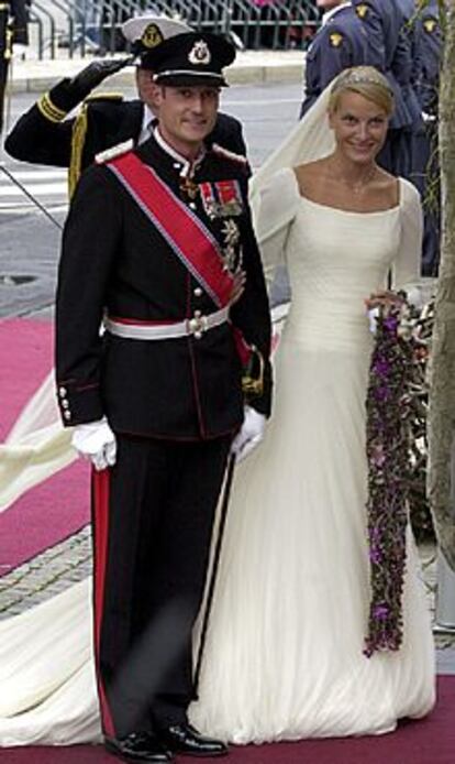 El príncipe Haakon de Noruega y Mette-Marit, antes de entrar a la iglesia en la que contrajeron matrimonio.