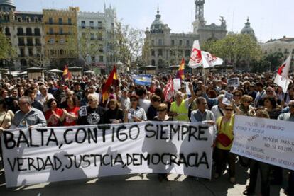 Unas mil personas, convocadas a través de Facebook, se concentraron en la plaza del Ayuntamiento de Valencia. Esta pancarta presidía el acto: "Balta, contigo siempre; verdad, justicia, democracia".