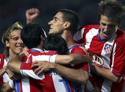 Los jugadores del Atlético se abrazan tras el gol del Kun Agüero