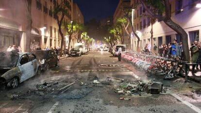 Un coche ha quemado por accidente tras el incendio de un contenedor.