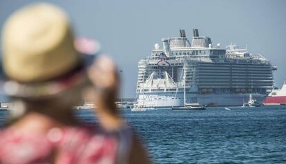 El crucero 'Harmony of the Seas', el más grande del mundo, atracó esta mañana en el puerto de Palma de Mallorca