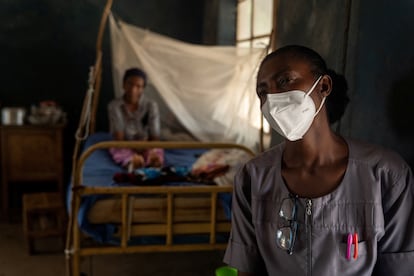 Una trabajadora sanitaria y un paciente, en la leprosería de Alushi, en Nigeria, el 26 de febrero de 2025.