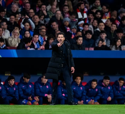 El entrenador del Atlético de Madrid, Diego Pablo Simeone, da indicaciones a su equipo desde la banda.  