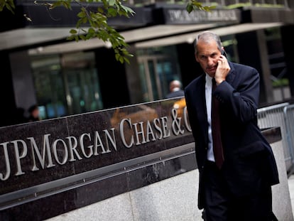 Una persona camina delante de la sede del banco JP Morgan, en Nueva York.