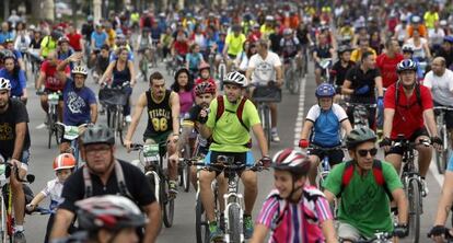 Participantes en el Día de la Bicicleta de Valencia, este domingo.