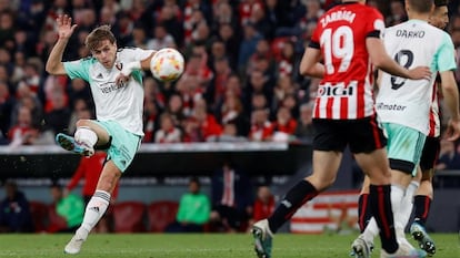 Pablo Ibañez marca el gol del empate en la semifinal de la Copa del Rey entre el Athletic y Osasuna, en San Mamés