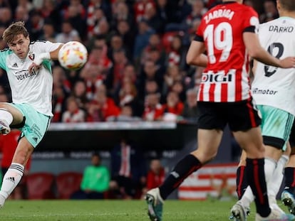 Pablo Ibáñez marca el gol del empate en el partido de semifinal de Copa del Rey entre el Athletic y Osasuna, en San Mamés este martes.