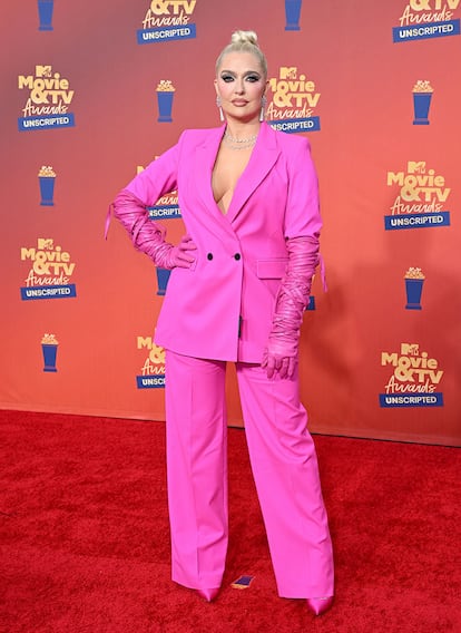 Erika Jayne, con total look fucsia.