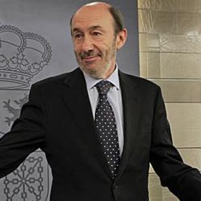 Rubalcaba deja el Gobierno para lanzar al PSOE a la carrera electoral