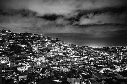 Vista general de la favela de Alemão, donde según datos oficiales viven 70.000 personas (mayo, 2009).