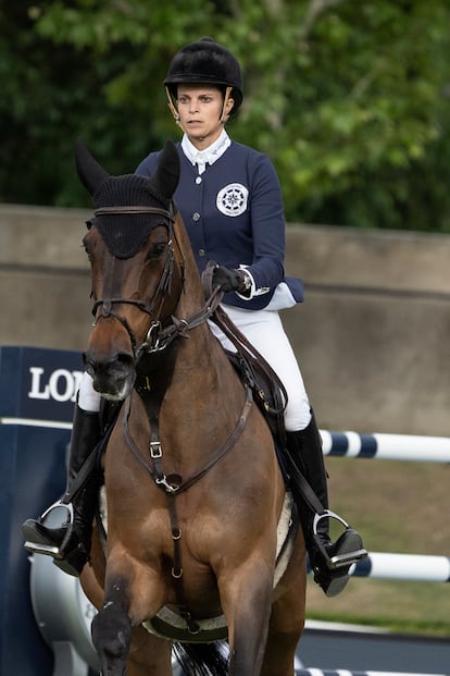 Athina Onassis y Cornetto K. Athina Hélène Onassis, la única descendiente viva del magnate naviero griego Aristóteles Onassis, ha montado caballos desde niña y precisamente uno de ellos protagonizó un aireado capítulo de su divorcio. En 2017, la millonaria se divorció del jinete brasileño Doda Miranda tras una década de matrimonio y una supuesta infidelidad por parte de él. Juntos habían construido un centro de cría y alto rendimiento en Holanda y, de hecho, una de las posesiones más disputadas por el matrimonio fue Cornetto K. Este caballo de raza Hannoveriano Verband de diez años de edad propiedad de Athina, que hizo una tregua en su demanda de divorcio para que Doda pudiera competir con él en los Juegos Olímpicos en 2016. Finalmente, el jinete pudo seguir montando a Cornetto K y unos meses después Athina compró a Casquell, un caballo alazán de nueve años de raza holsteiner con un precio cercano a los cuatro millones de euros.