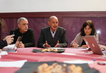 Francisco Pérez, concejal del Ayuntamiento; Jesús Montero; y Raquel Carrasco, secretaria de Comunicación de Podemos Madrid, ayer.