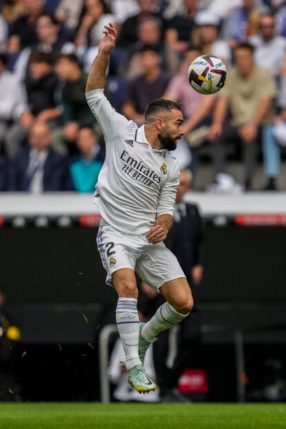 Dani Carvajal salta para hacerse con el control de la pelota.