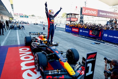 Max Verstappen, subido a su coche, celebra el domingo en Suzuka la victoria en el Gran Premio de F1