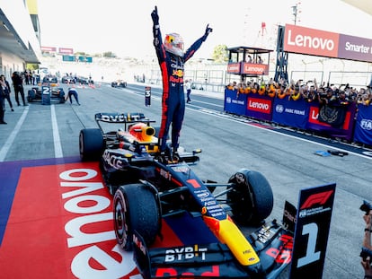 Max Verstappen, subido a su coche, celebra el domingo en Suzuka la victoria en el Gran Premio de F1