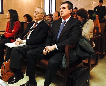 Former PP minister and Balearic Islands premier, Jaume Matas (r), during the Palma Arena trial. 