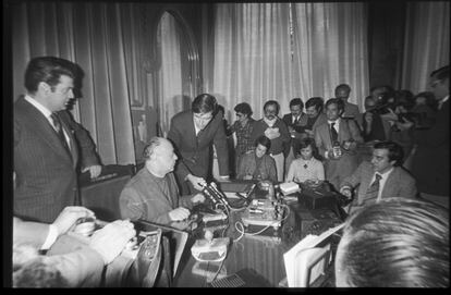 El dramaturgo Eugene Ionesco ofreciendo una conferencia de prensa en el Ateneo en 1974.