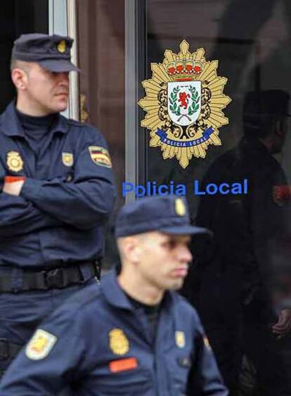 La policía nacional custodia la sede de la Policía Local de Coslada el pasado jueves.