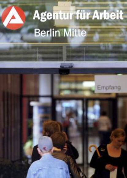 En la imagen, varias personas entrando en una Agencia de Empleo en Berlín, Alemania. EFE/Archivo