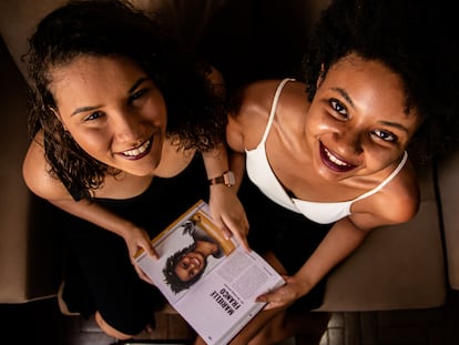 Júlia Rodrigues, 18, e Isadora Ribeiro, 21, respectivamente cofundadora e fundadora do coletivo Narrativas Negras e autoras do livro de mesmo nome que conta a história de mulheres negras.