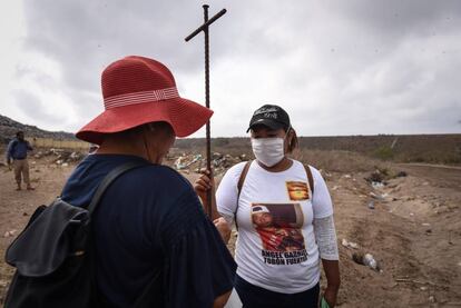 Familiares de desaparecidos, durante una búsqueda de fosas en Veracruz en marzo.