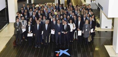 Foto de familia de la entrega de becas a la investigación y la innovación de la Fundación Bancaria La Caixa